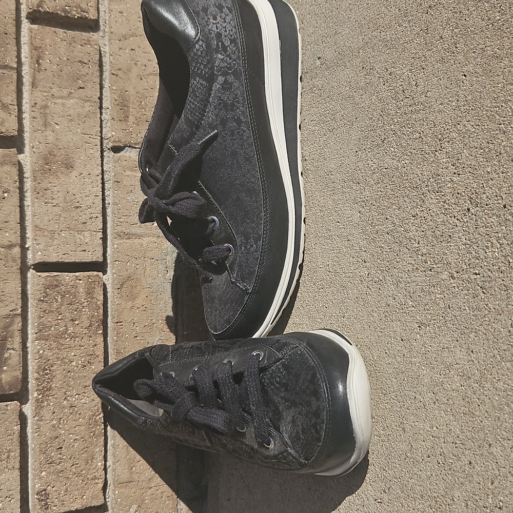 Black walking cradles